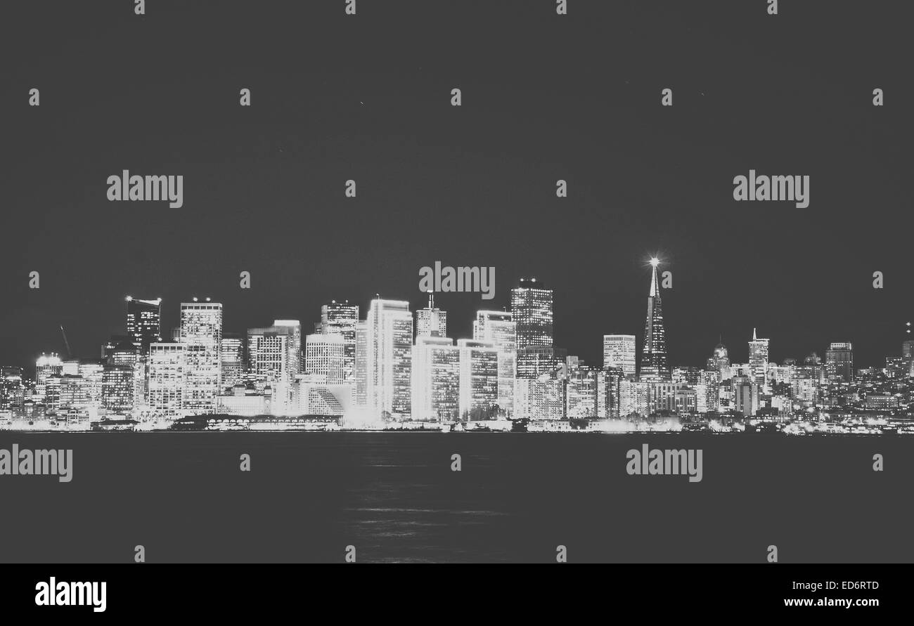 Un bianco e nero city scape di New York Manhattan illuminata di notte e. Foto Stock