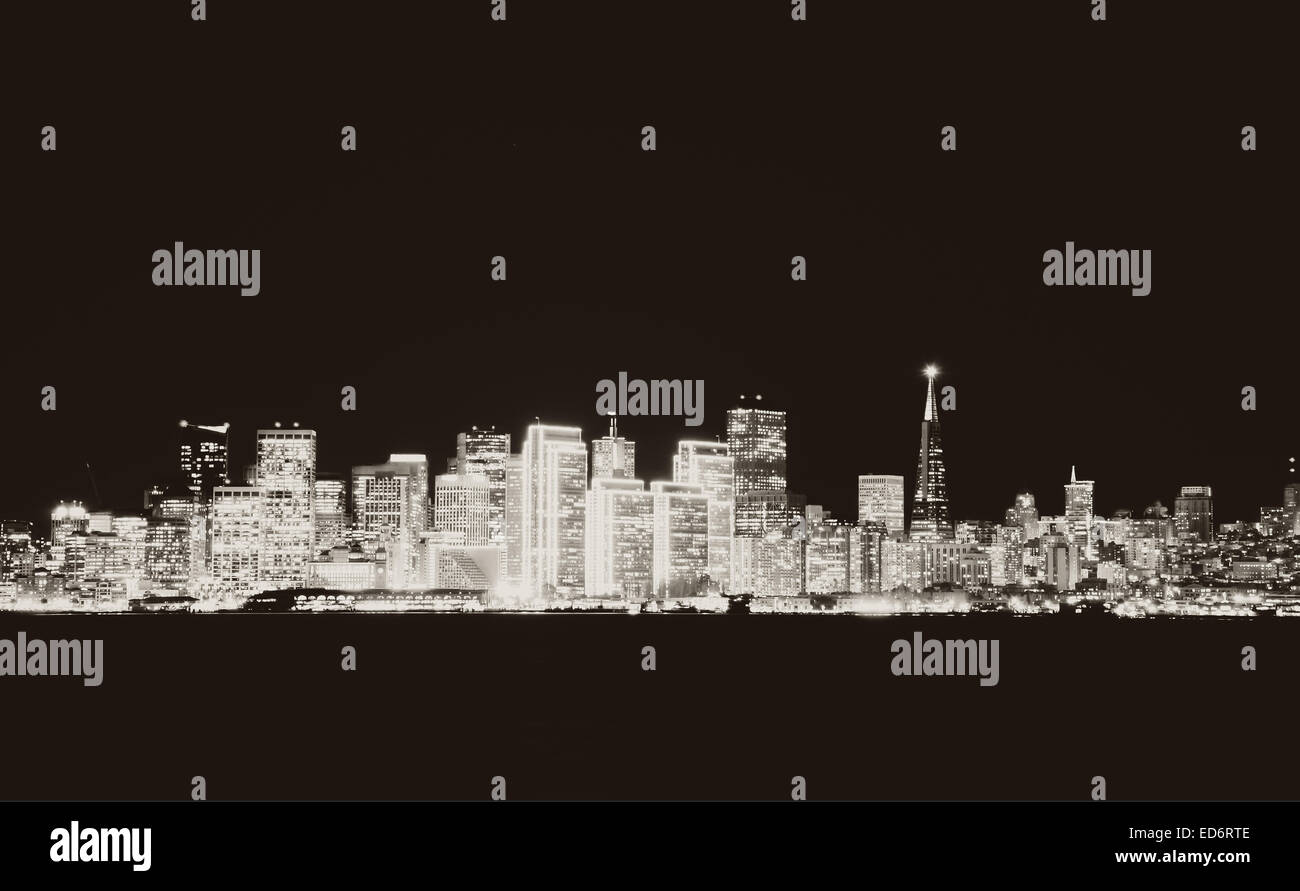 Un bianco e nero city scape di New York Manhattan illuminata di notte e. Foto Stock