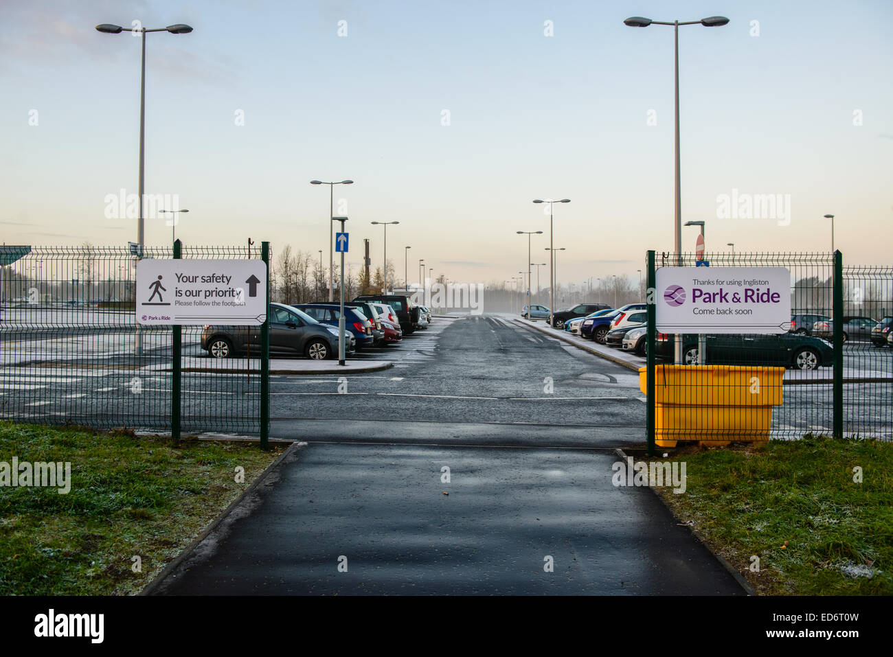 Ingliston Park & Ride parcheggio coperto di brina, la mattina presto. Foto Stock
