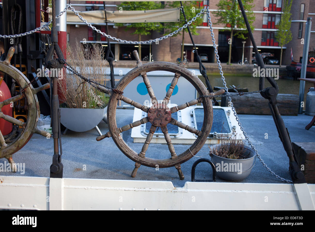 Un vecchio, volante in legno come parte di una nave a balaustra elemento decorativo. Foto Stock