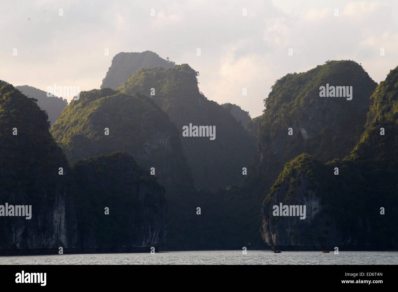 Ha Lan Bay al largo della costa di Cat Ba Island, Vietnam Foto Stock