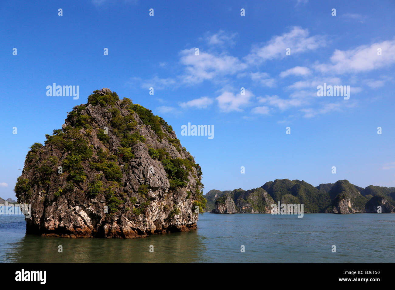La Baia di Ha Long al largo delle coste del Vietnam Foto Stock