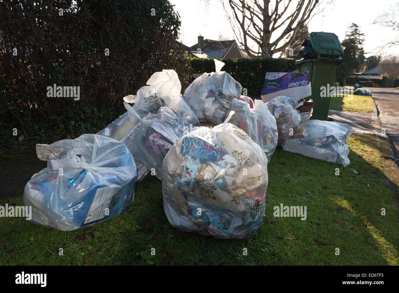 Accumulo di rifiuti domestici rifugio causando il blocco e la pila dei rifiuti e impedendo l'accesso per disabili sul marciapiede del consiglio Foto Stock