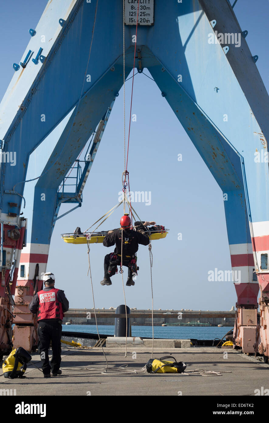 (141230) -- Gerusalemme, 30 dic. 2014 (Xinhua) -- Un israeliano fire fighter rappels giù durante il salvataggio di un trapano a Ashdod port, Israele sud, il 29 dicembre 2014. Il salvataggio del trapano, regolarmente praticata come uno scenario, era basato su una infiltrazione terroristica con l'uso di materiali pericolosi dal mare. (Xinhua/JINI/Albert Sadikov) Foto Stock