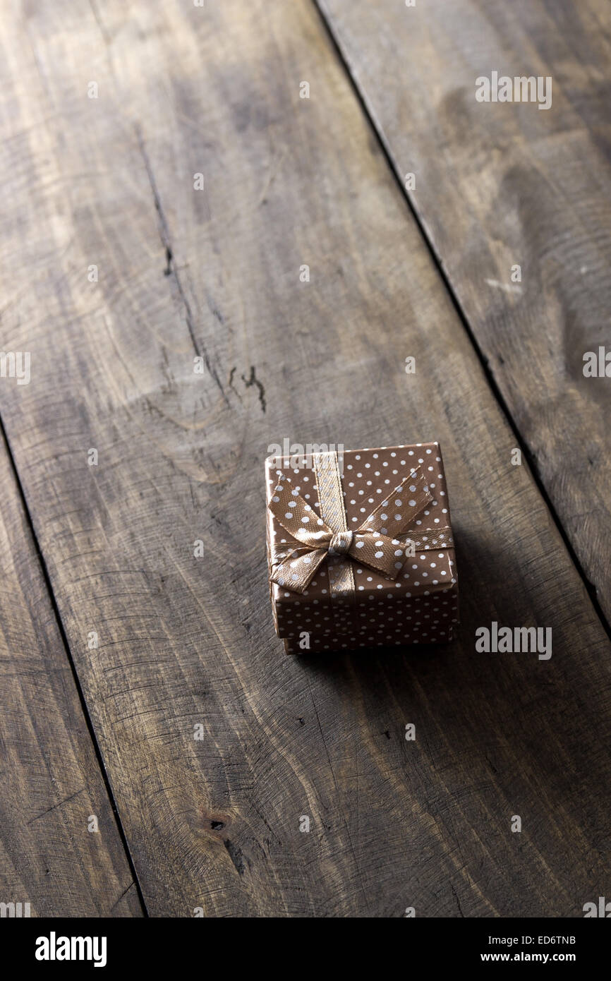 Confezione regalo con nastro ornamento su sfondo di legno. Retroilluminati Foto Stock