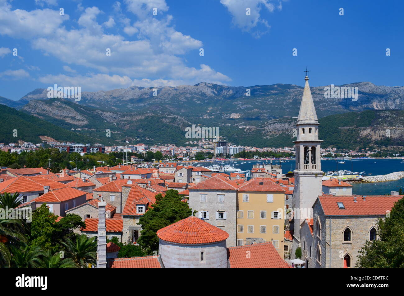 Budva Stari Grad ( Città Vecchia ) visto dalle mura della città di Budva Montenegro, Foto Stock
