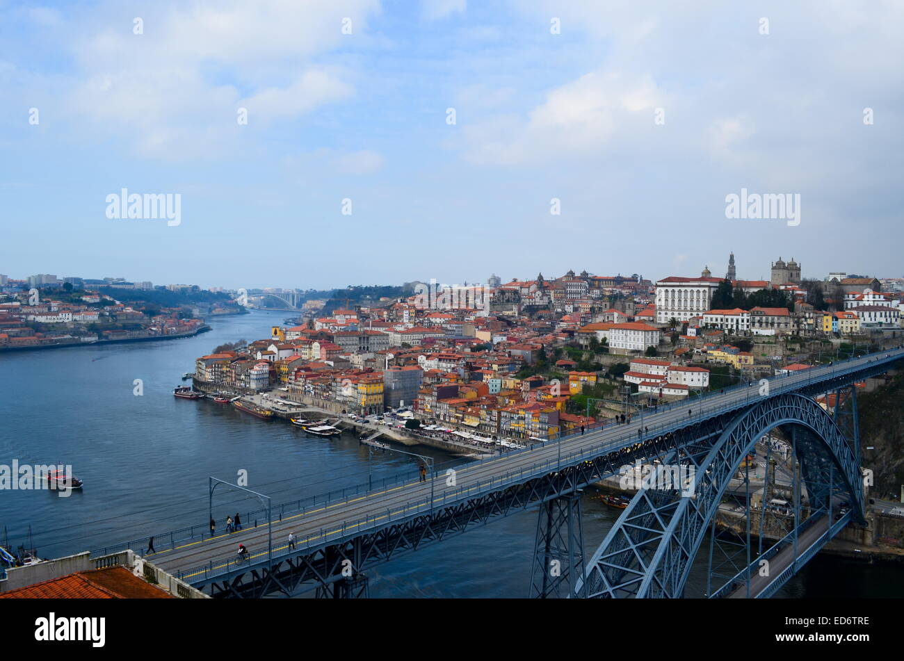 Porto Città Vecchia con il Dom Luis I ponte di Porto, Portogallo Foto Stock