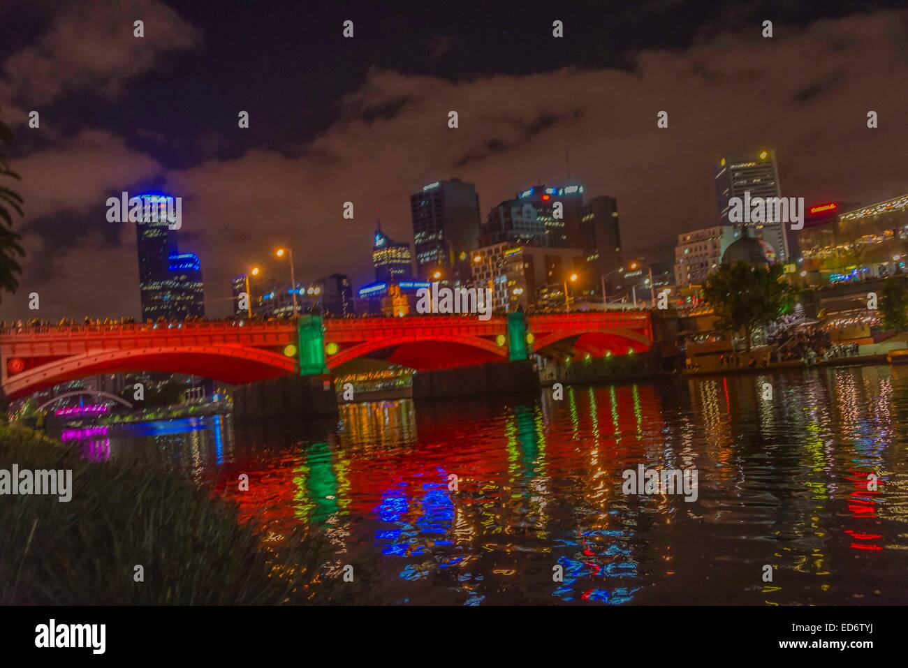 Ponte di melbourne luci di colore sulla princess ponte sopra il fiume Yarra durante la notte bianca light show bridge illuminato in viola, gr Foto Stock