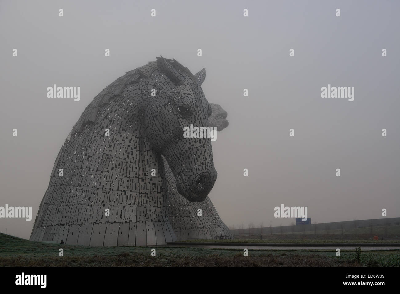 Il Kelpies appaiono al di fuori della nebbia di congelamento.Il Kelpies sono trenta metri di alta horse-sculture di testa,in piedi accanto alla M9. Foto Stock