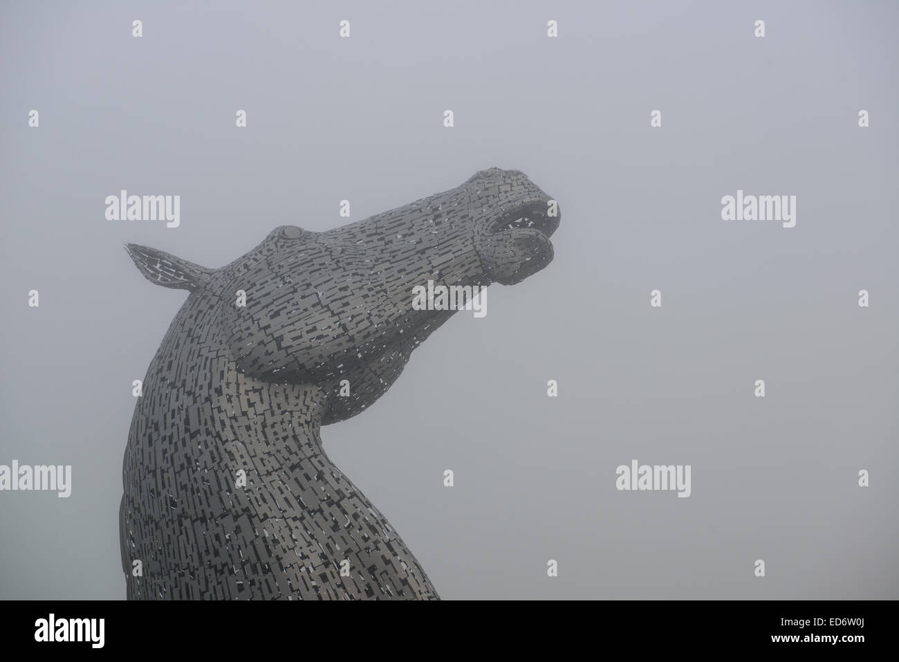 Il Kelpies appaiono al di fuori della nebbia di congelamento.Il Kelpies sono trenta metri di alta horse-sculture di testa,in piedi accanto alla M9. Foto Stock