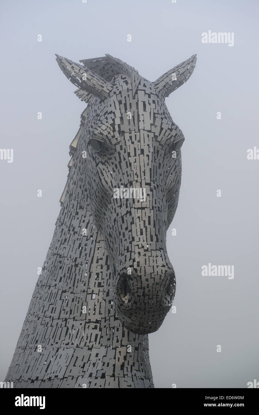 Il Kelpies appaiono al di fuori della nebbia di congelamento.Il Kelpies sono trenta metri di alta horse-sculture di testa,in piedi accanto alla M9. Foto Stock