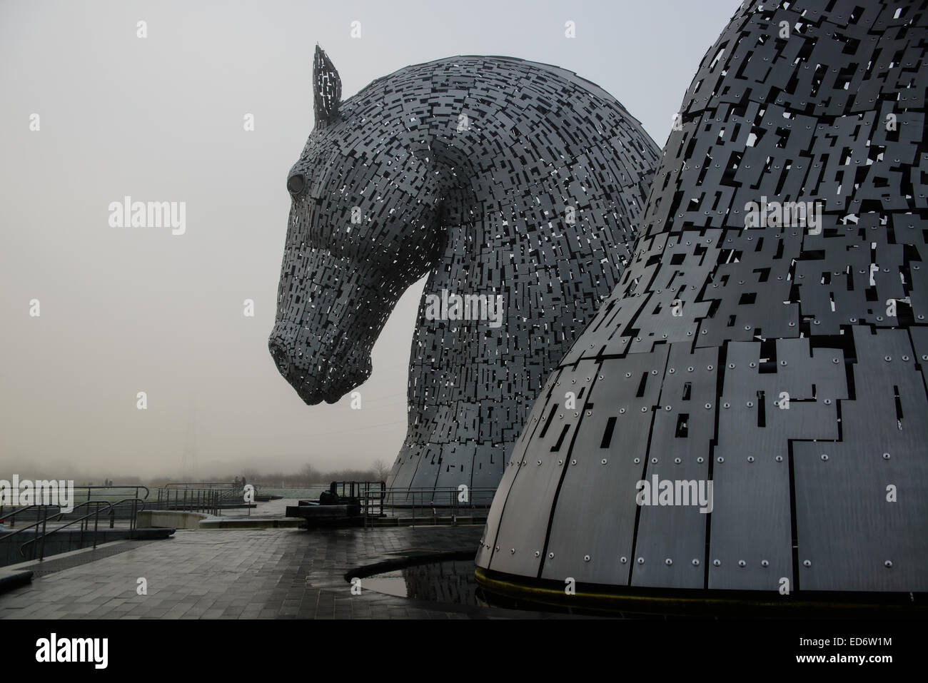 Il Kelpies appaiono al di fuori della nebbia di congelamento.Il Kelpies sono trenta metri di alta horse-sculture di testa,in piedi accanto alla M9. Foto Stock