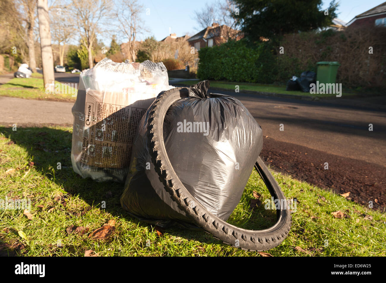 Accumulo di rifiuti domestici rifugio causando il blocco e la pila dei rifiuti e impedendo l'accesso per disabili sul marciapiede del consiglio Foto Stock