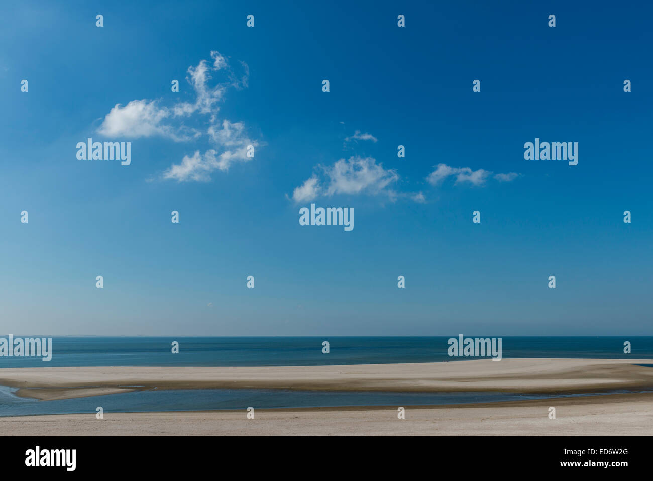 La spiaggia e il cielo blu con alcune nuvole bianche a Maasvlakte vicino a Rotterdam. Foto Stock