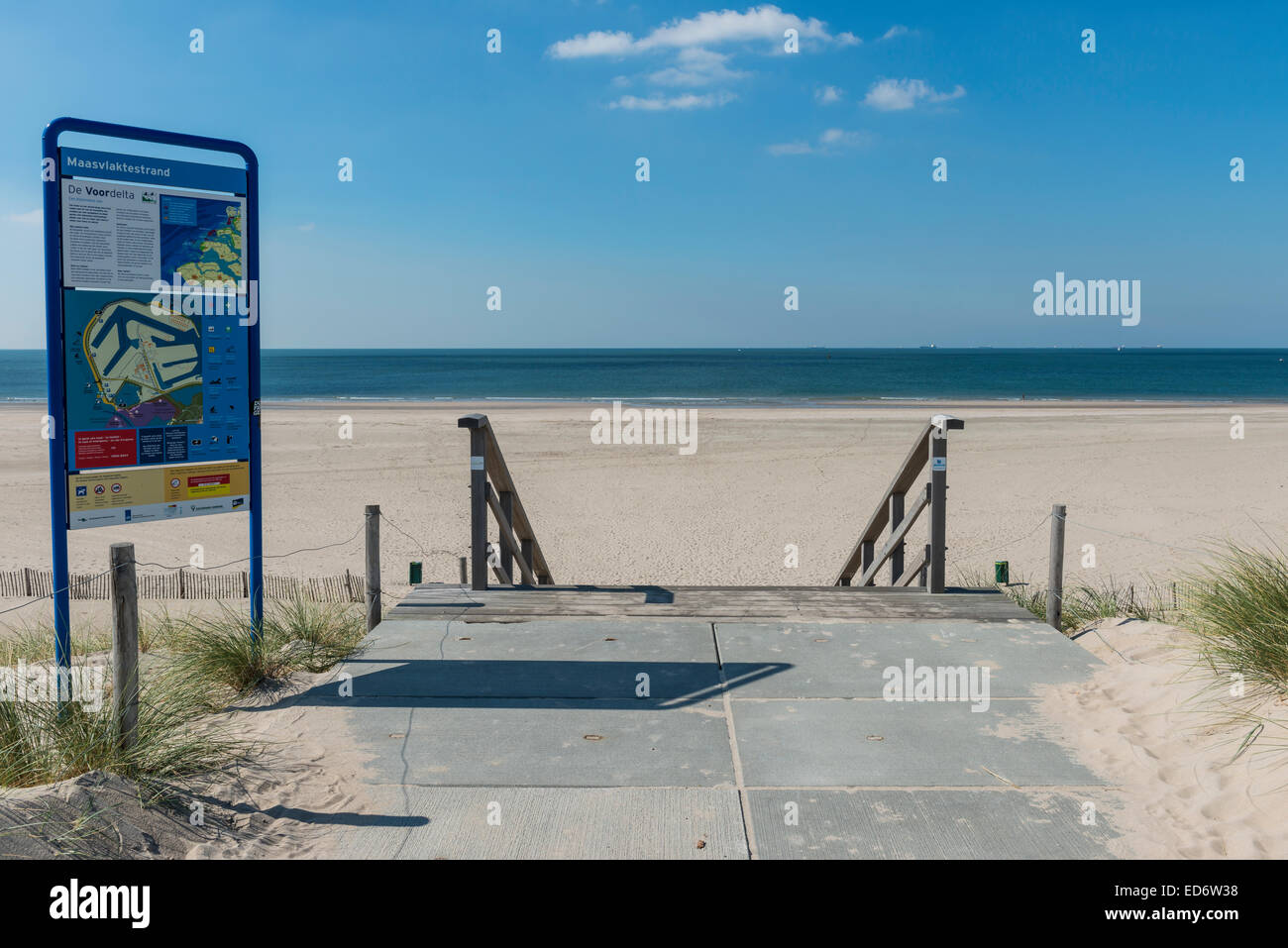 Spiaggia a Maasvlate Rotterdam con segno e cielo blu. Foto Stock