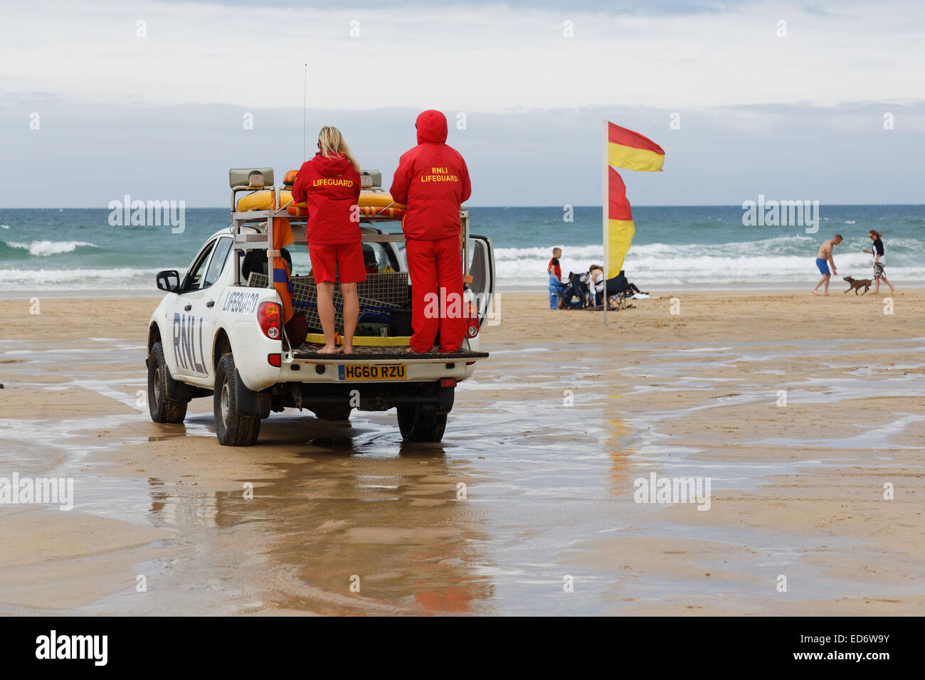 Vita delle guardie a fistral beach in una giornata ventosa a Newquay, Cornwall, Regno Unito. Foto Stock