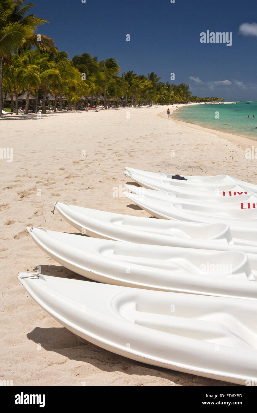 Maurizio, le M orne, Le Morne spiaggia pubblica, kayak da mare sulla sabbia Foto Stock
