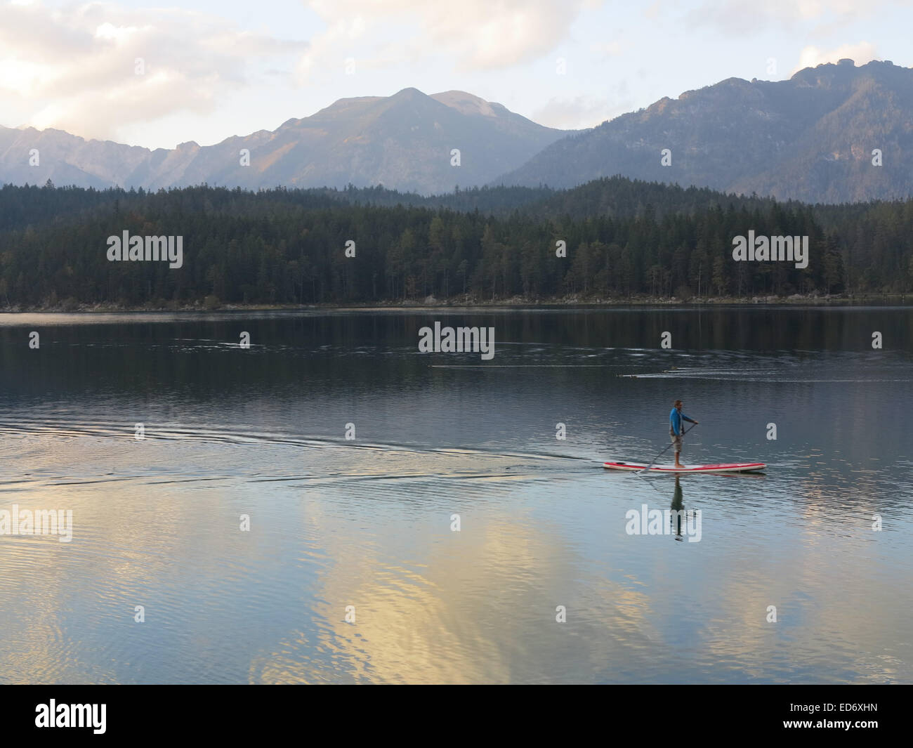 Stand Up Paddling - SUP - sul Eibsee in Baviera - Germania - 4 ottobre 2014. Foto Stock