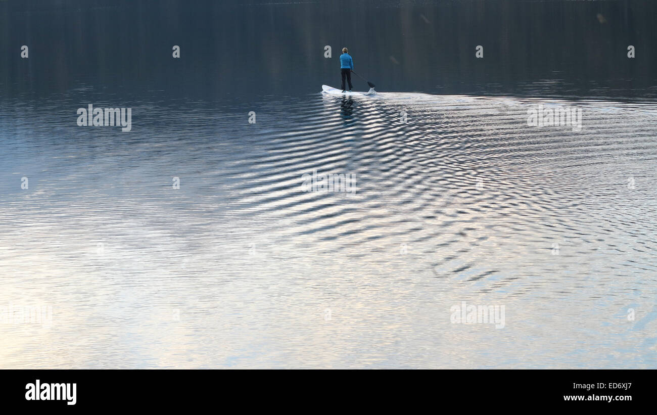 Stand Up Paddling - SUP - sul Eibsee in Baviera - Germania - 4 ottobre 2014. Foto Stock