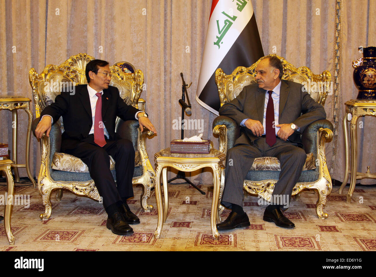 Baghdad in Iraq. 29 dic 2014. Il cinese il Vice Ministro degli Esteri Zhang Ming (L) incontra il Vice Primo Ministro iracheno Saleh al-Mutlaq a Bagdad, capitale dell'Iraq, Dic 29, 2014. © Chen Xu/Xinhua/Alamy Live News Foto Stock