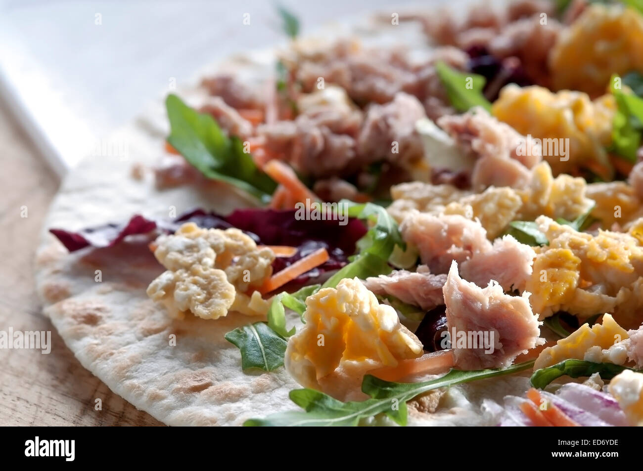 Flatbread con uova di tonno e lattuga a piatti tipici della cucina italiana in Italia settentrionale Foto Stock