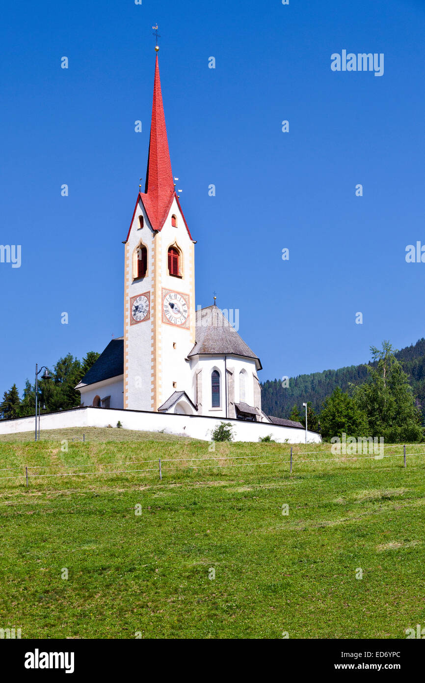 La Chiesa di San Nicola in Winnebach, Camino de Santiago in Alta Pusteria al confine con l'Austria Foto Stock
