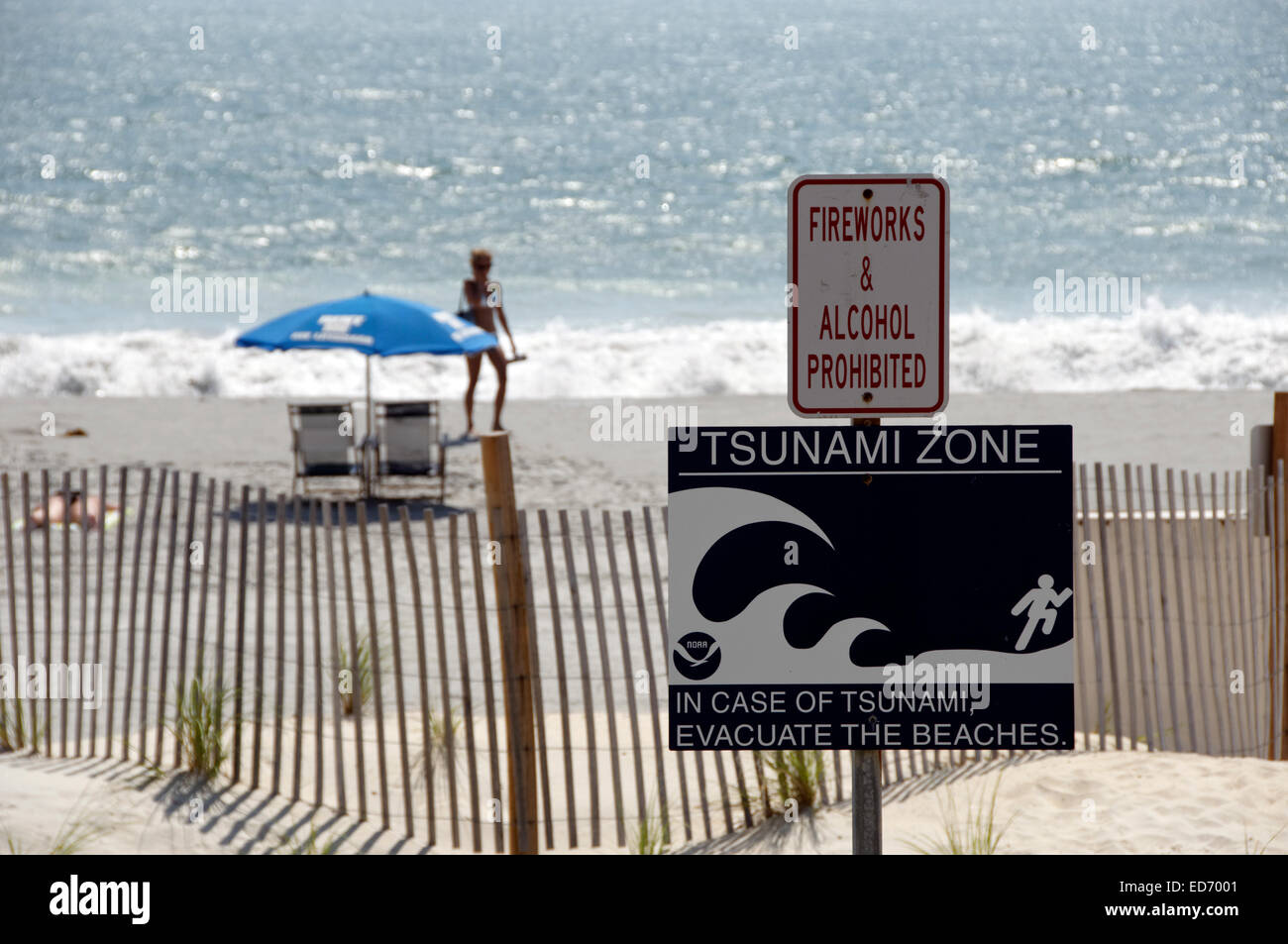 Cartello di avvertimento dello tsunami pubblicato a Myrtle Beach, SC. Foto Stock