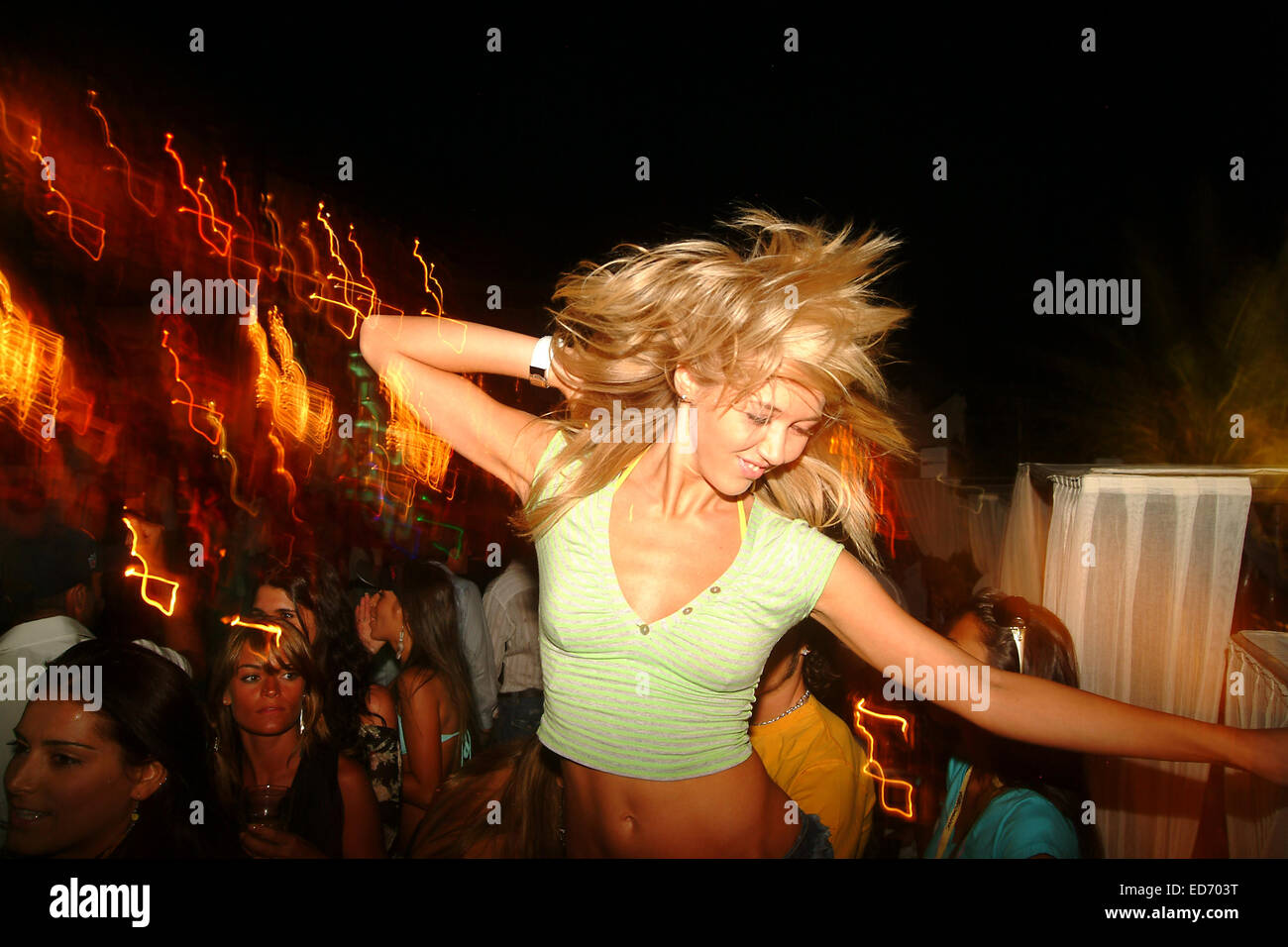 I giovani hanno il divertimento a dance club Foto Stock