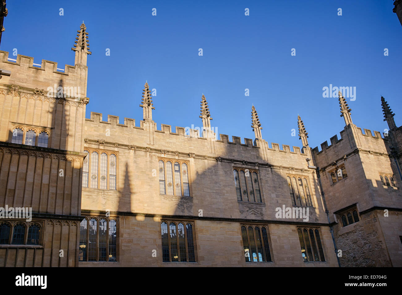 Edificio di architettura e Radcliffe Camera ombra nelle scuole un quadrangolo biblioteca Bodleian Library di Oxford, Inghilterra Foto Stock