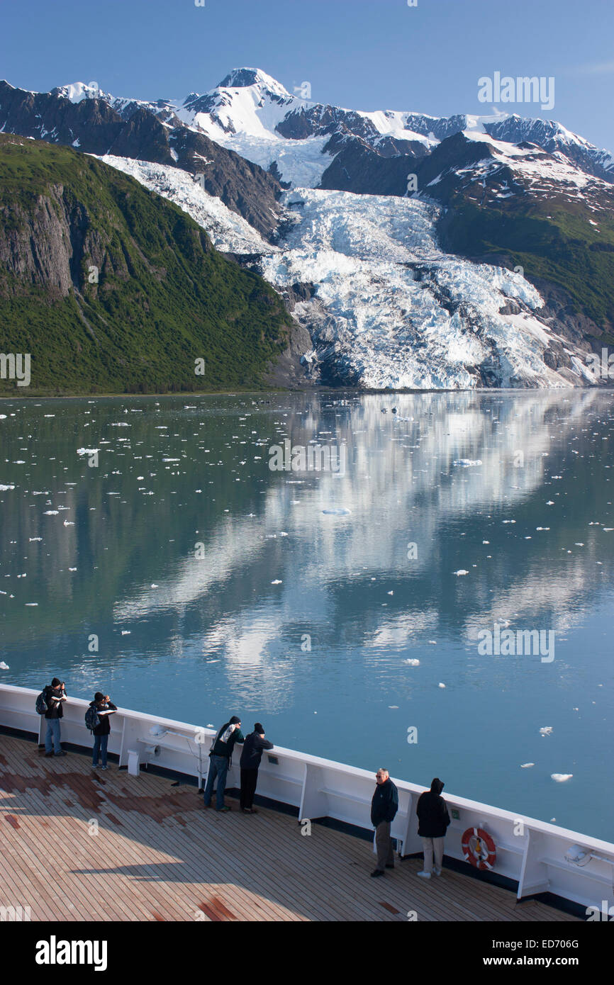 Stati Uniti d'America, Alaska, Prince William Sound Collegio fiordo, i turisti su una nave da crociera la visualizzazione di ghiacciai Foto Stock