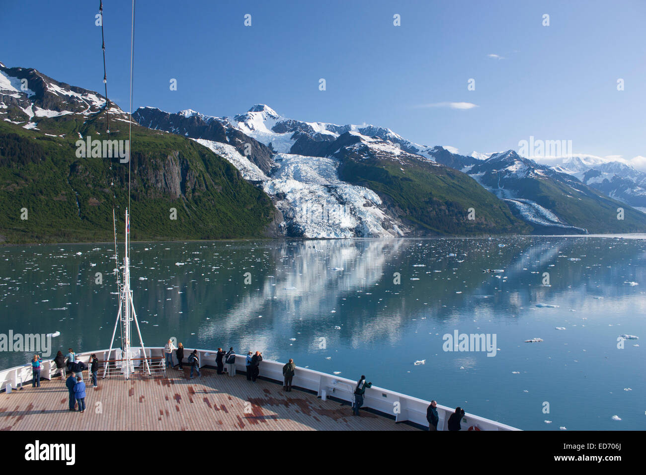 Stati Uniti d'America, Alaska, Prince William Sound Collegio fiordo, i turisti su una nave da crociera la visualizzazione di ghiacciai Foto Stock