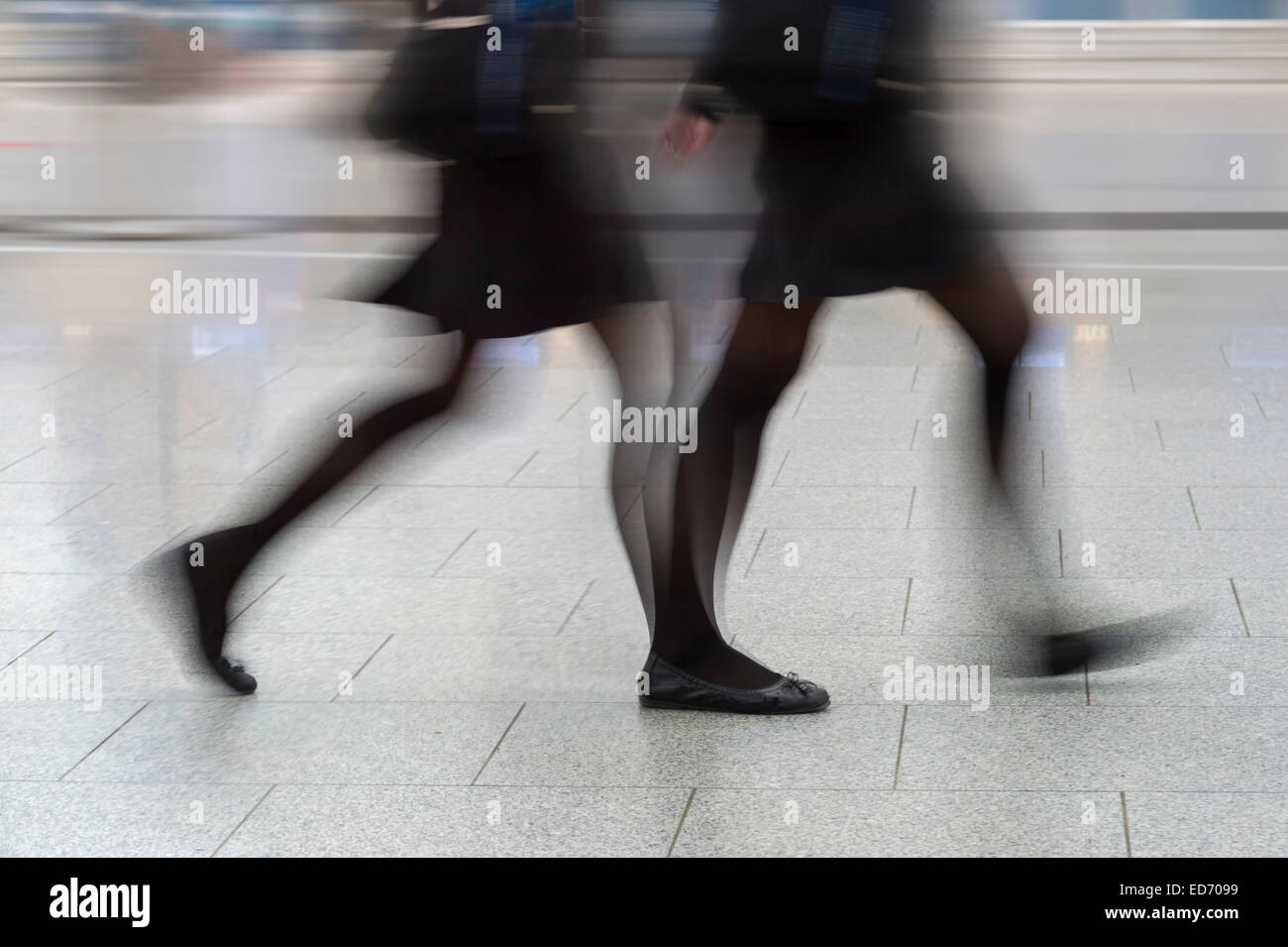 Spostando le gambe di una persona in una fretta, Düsseldorf, Renania settentrionale-Vestfalia, Germania Foto Stock
