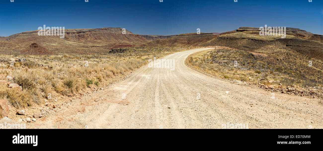 C19 strada tra Maltahohe e Kalkhugel, deserto del Namib, Namibia Foto Stock