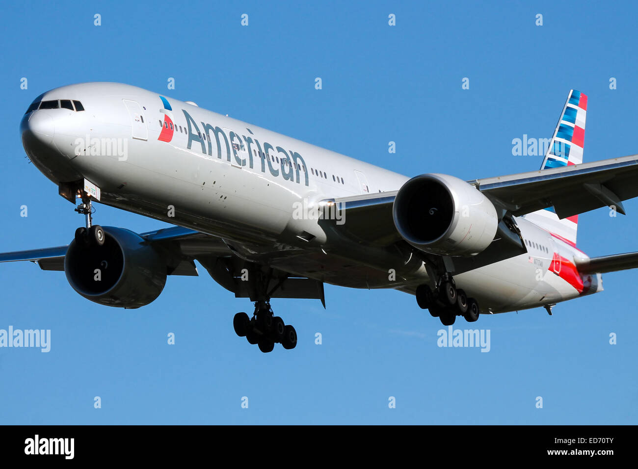 American Airlines Boeing 777-300 approcci pista 27L all'aeroporto di Londra Heathrow Foto Stock