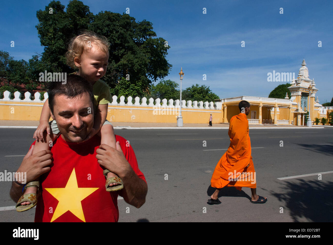 Monaco a piedi al di fuori del Palazzo Reale. Phnom Penh. Cambogia. Viaggiare con bambini. Padre in viaggio con sua figlia. Il Royal Foto Stock