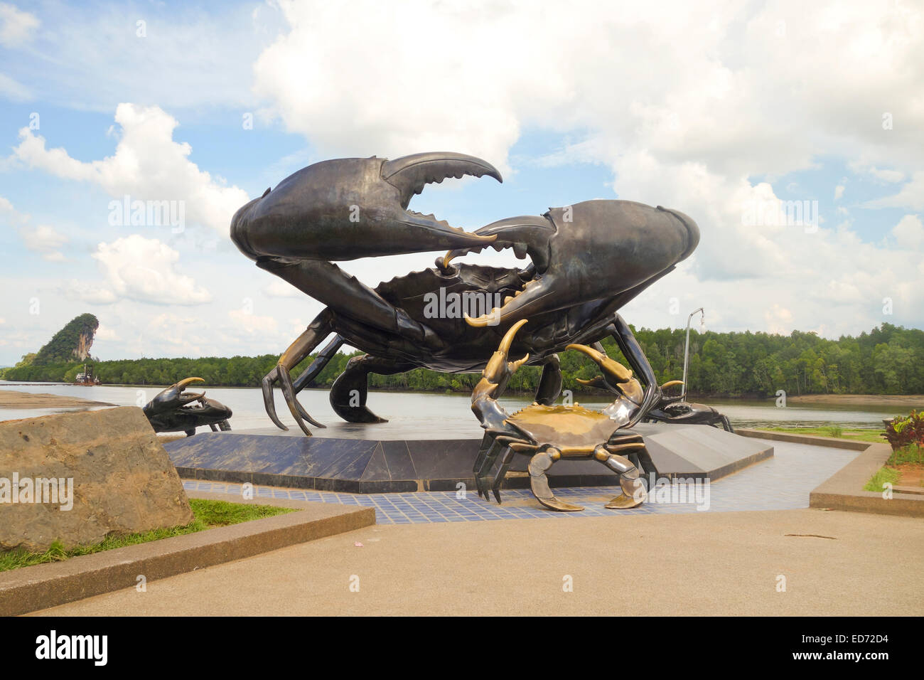 Il granchio del fango statua a Krabi town city, accanto al fiume di Krabi, Thailandia, Sud-est asiatico. Foto Stock