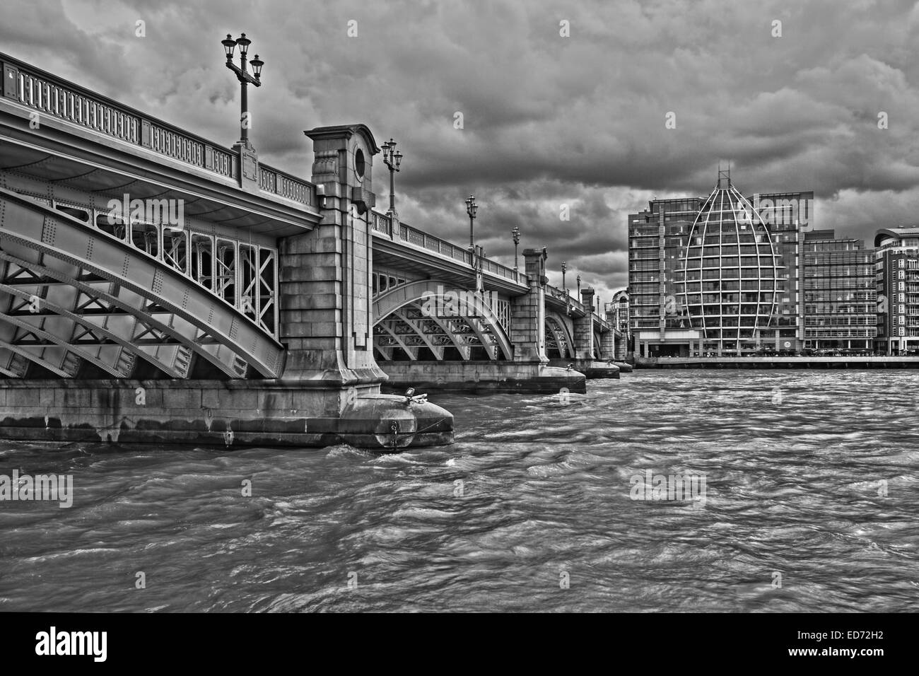 Guardando verso sud lungo il Southwark Bridge, Londra Foto Stock