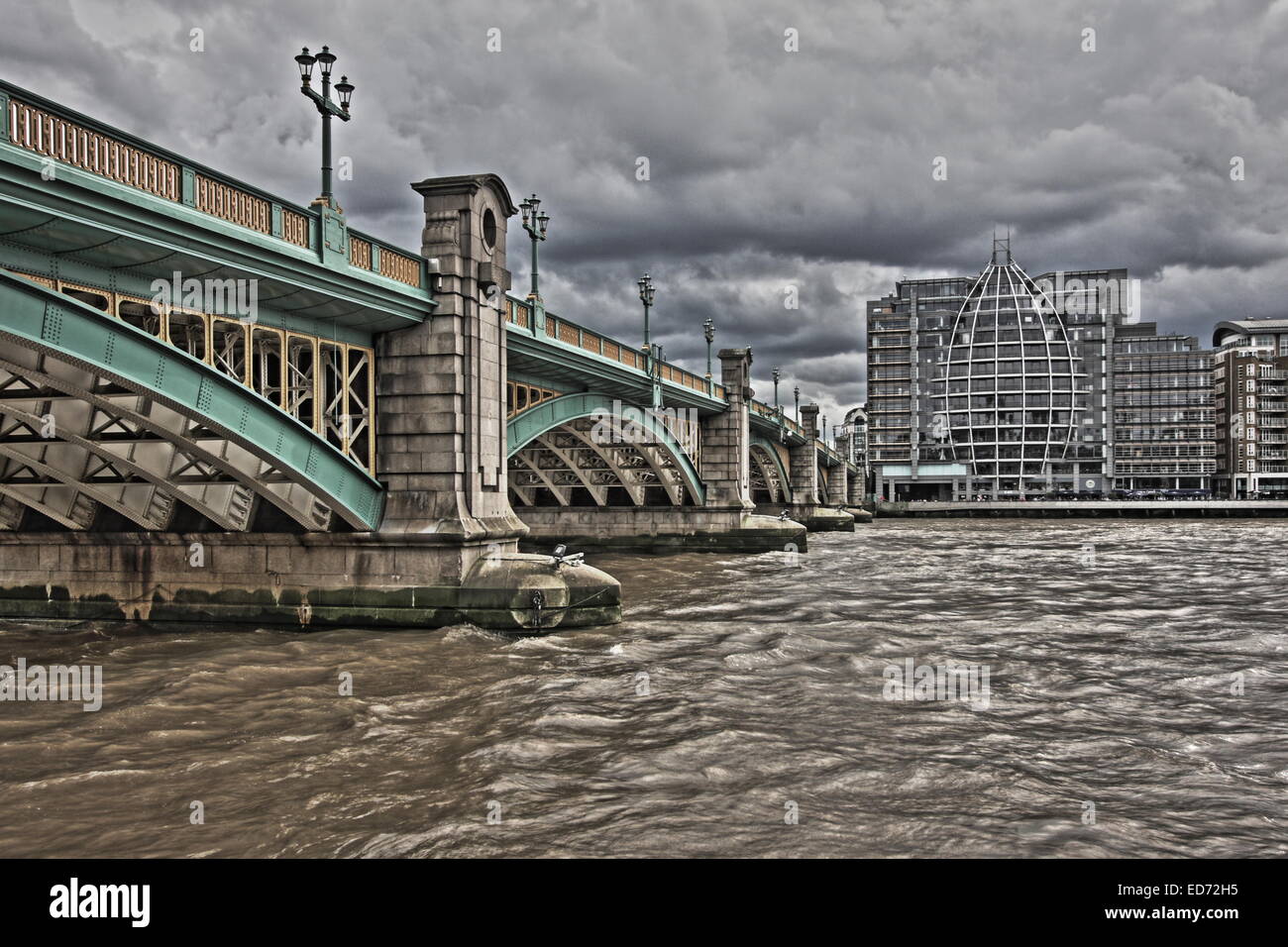 Guardando verso sud lungo il Southwark Bridge, Londra Foto Stock
