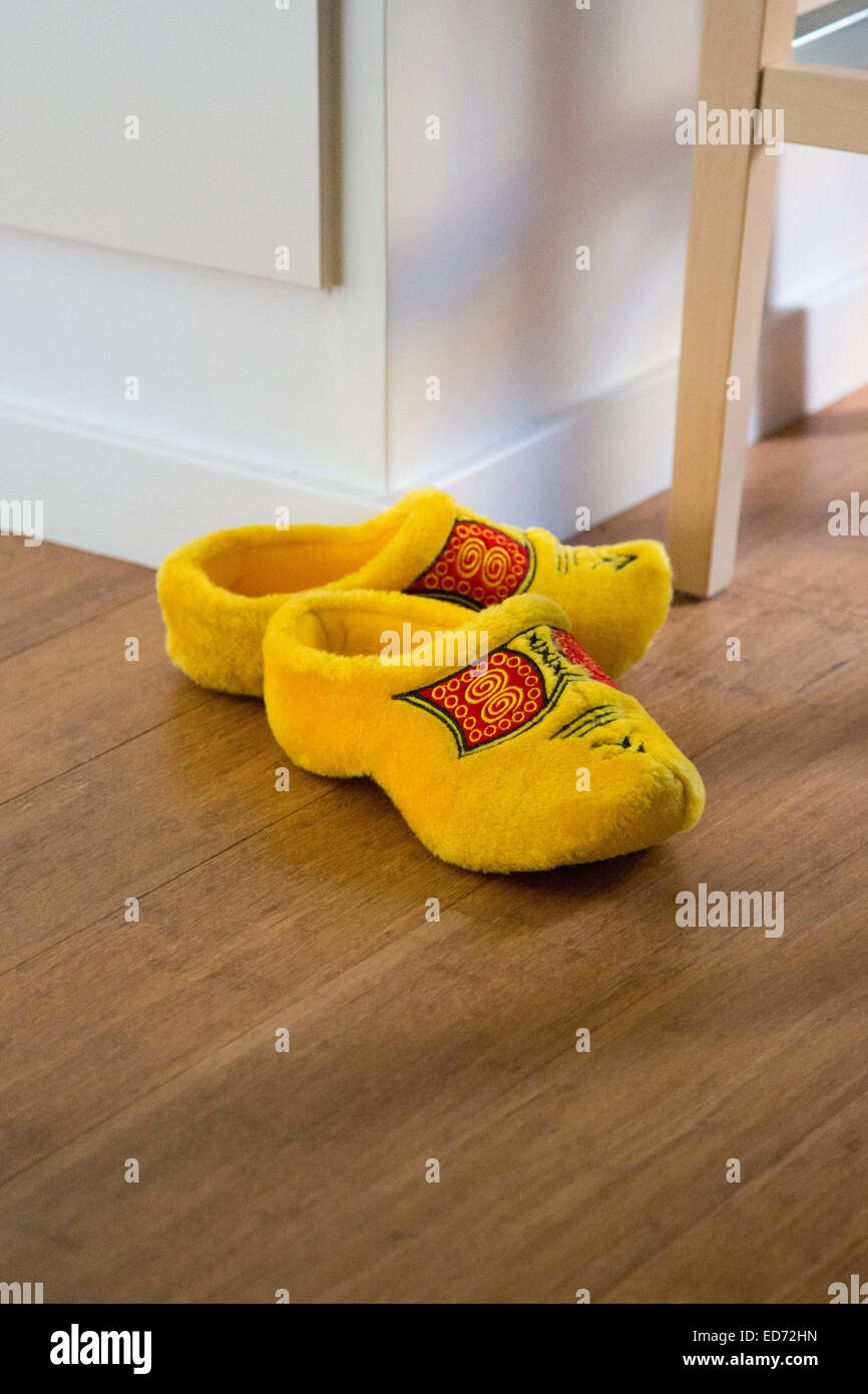 Giallo olandese di intasare le pantofole in impostazione home Foto stock -  Alamy