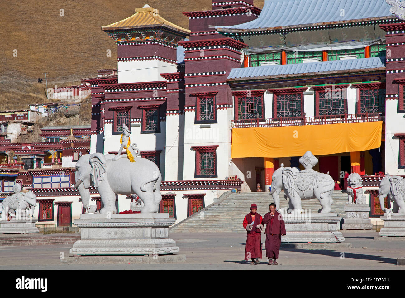 Due monaci nella parte anteriore del monastero tibetano Sershu Dzong nel villaggio Sershu / Serxu, nella provincia di Sichuan, in Cina Foto Stock