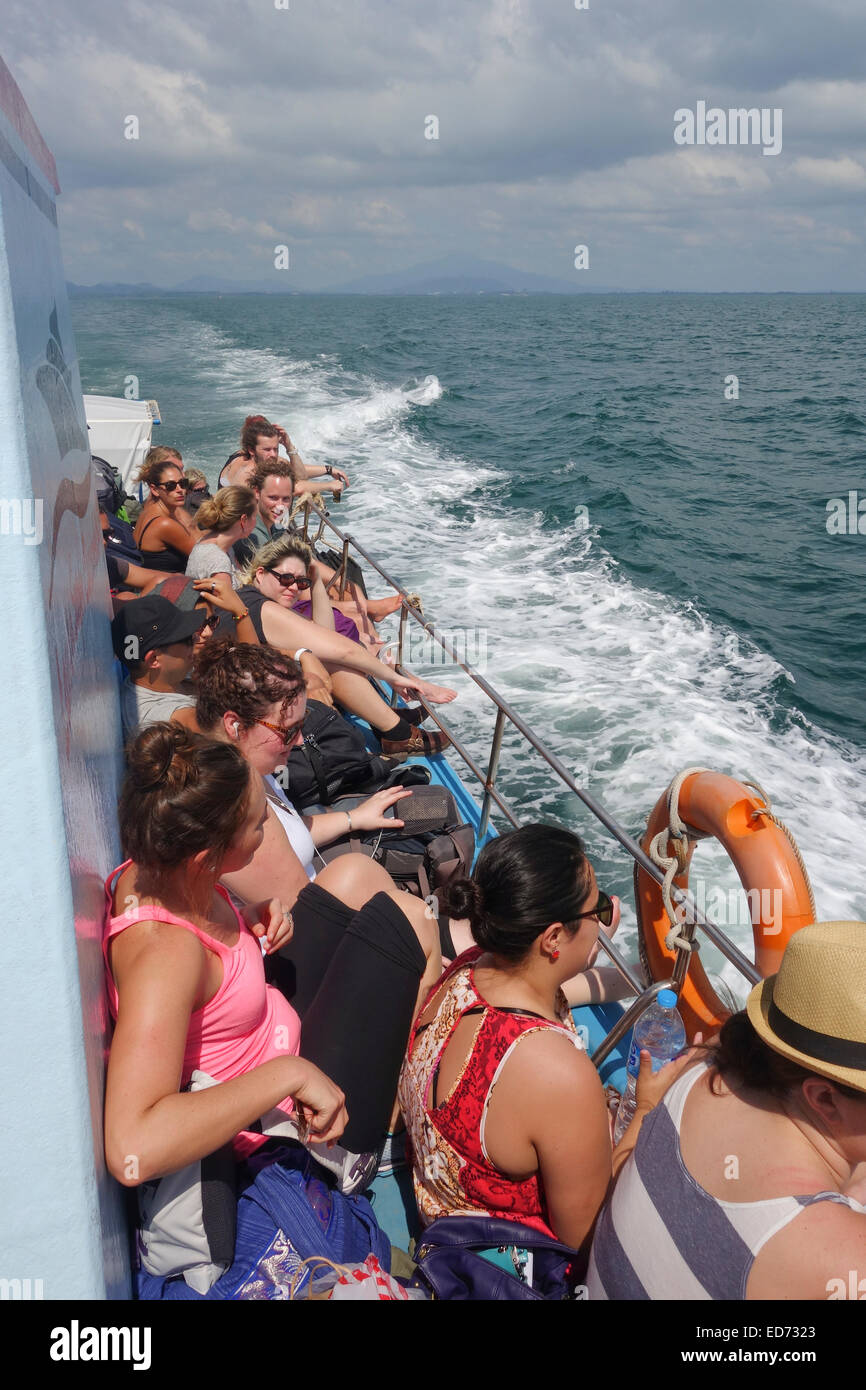 Sovraffollato ferry boat portando i turisti giovani viaggiatori a destinazione. Nel sud della Thailandia. Krabi Il sud-est asiatico Foto Stock