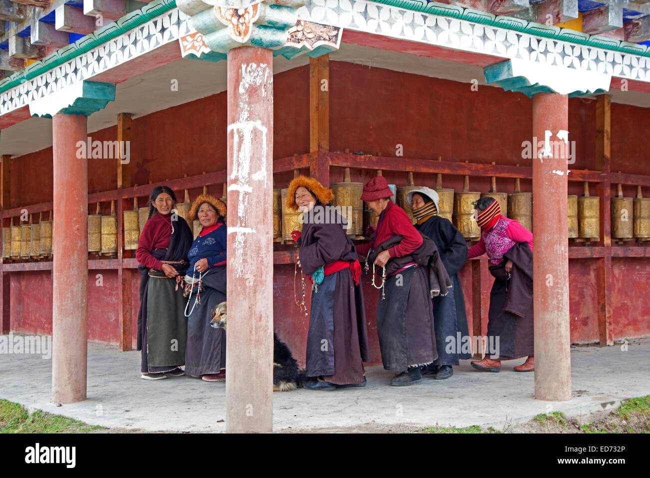 Donne tibetane girando le ruote di preghiera nel villaggio Zhuqing, nella provincia di Sichuan, in Cina Foto Stock
