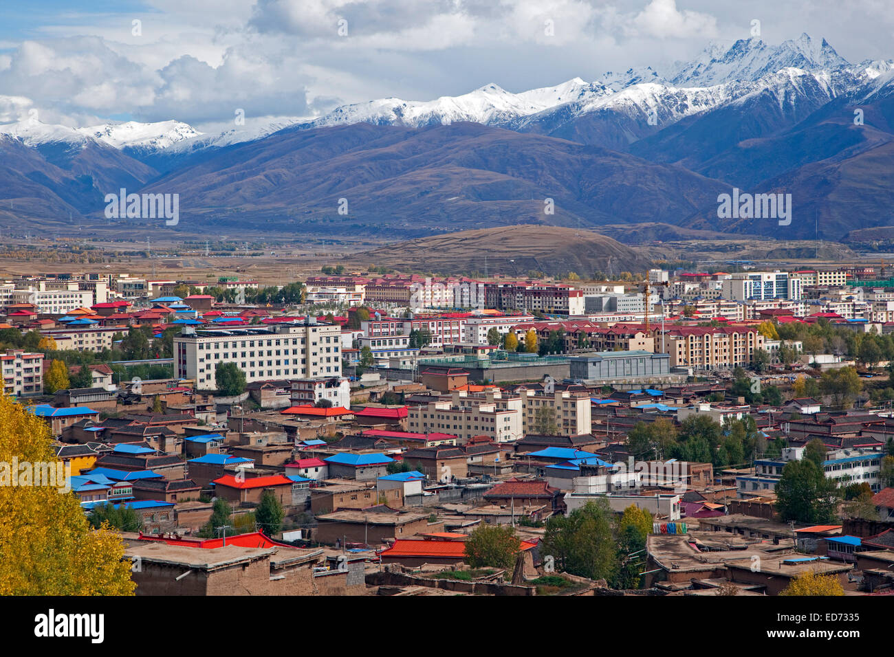Vista sulla città del Tibet Garze / Ganzi, nella provincia di Sichuan, in Cina Foto Stock