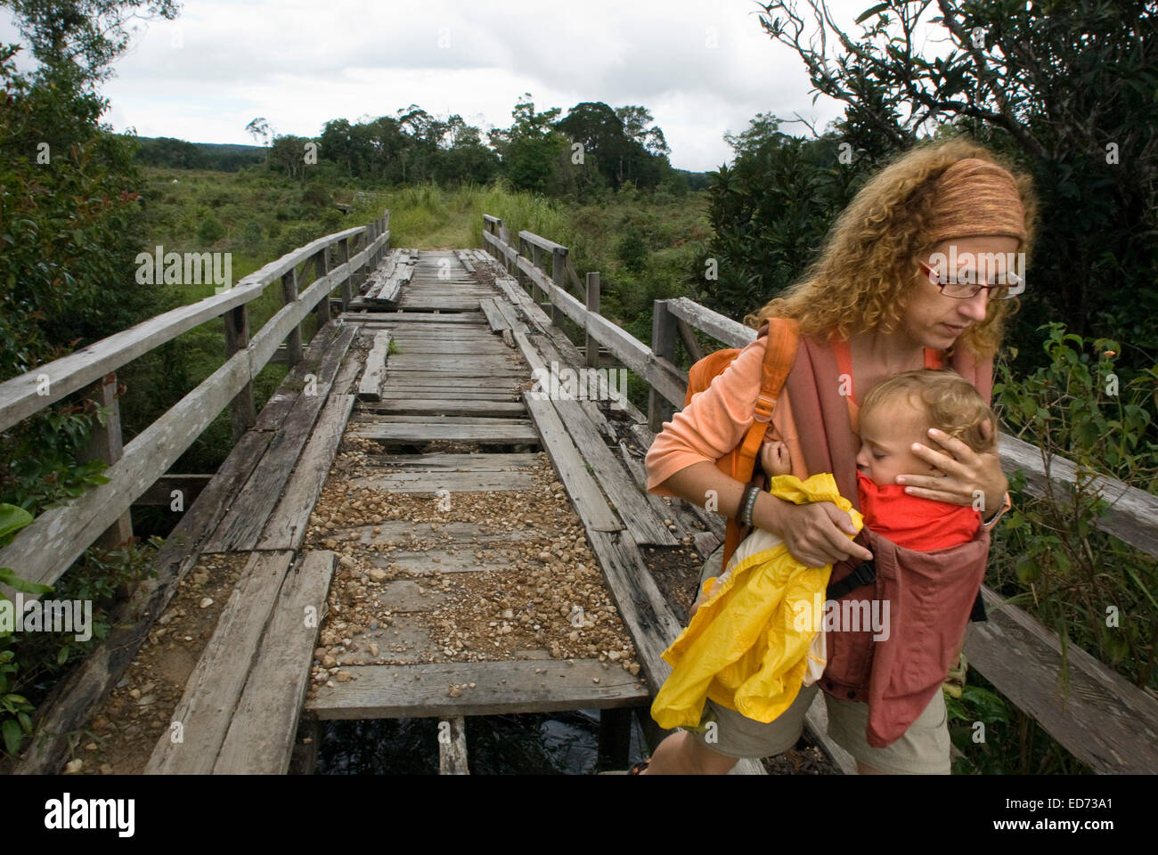 Bokor Parco Nazionale. Cambogia. Viaggiare con bambini. Madre con sua figlia. Luogo privilegiato per osservare la vicina Vietname Foto Stock