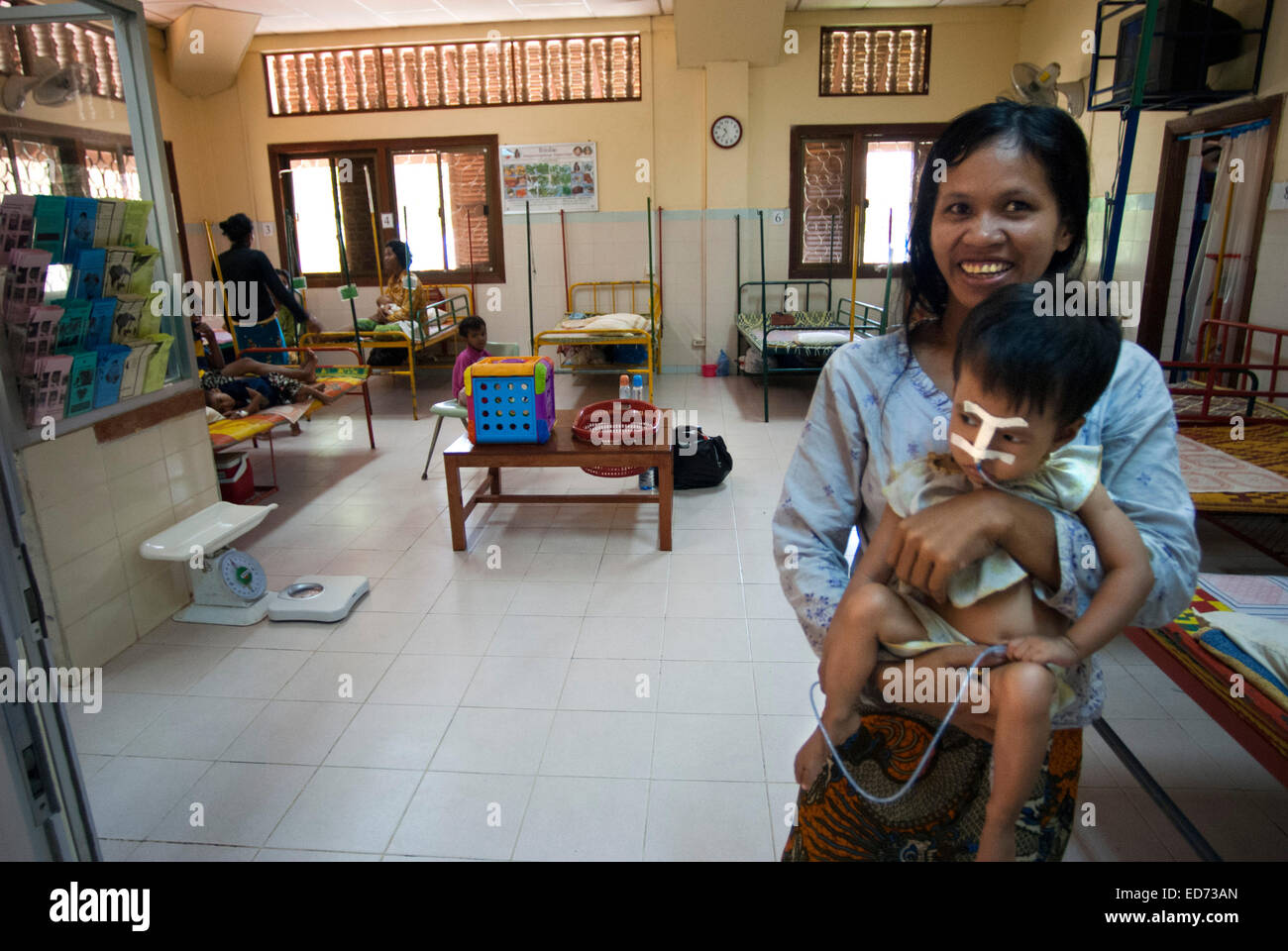 Madre con hir figlio malato in Angkor Ospedale per i bambini. Angkor Ospedale per i bambini (AHC) è un non-profit insegnamento pediatrica h Foto Stock