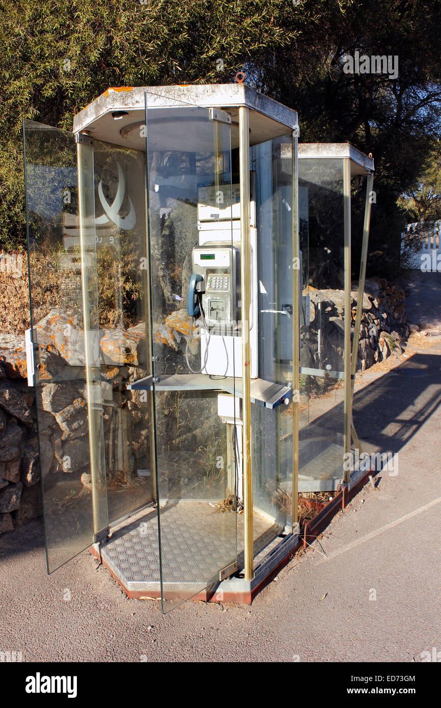 Trascurate le cabine telefoniche in Corsica Francia Foto Stock