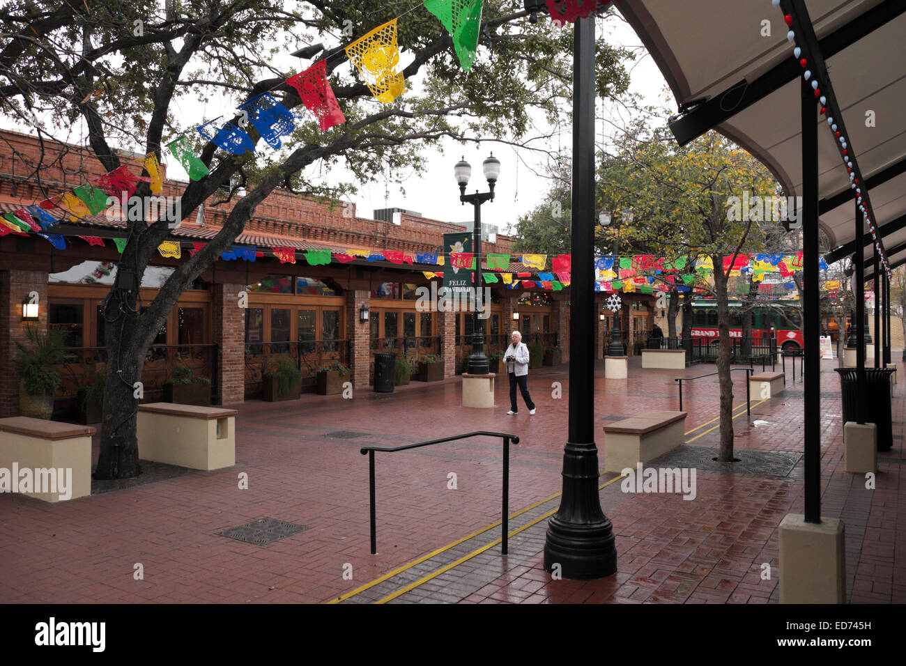 Una piovosa mattinata in Piazza del Mercato, San Antonio, Texas, durante il tempo di Natale. Foto Stock