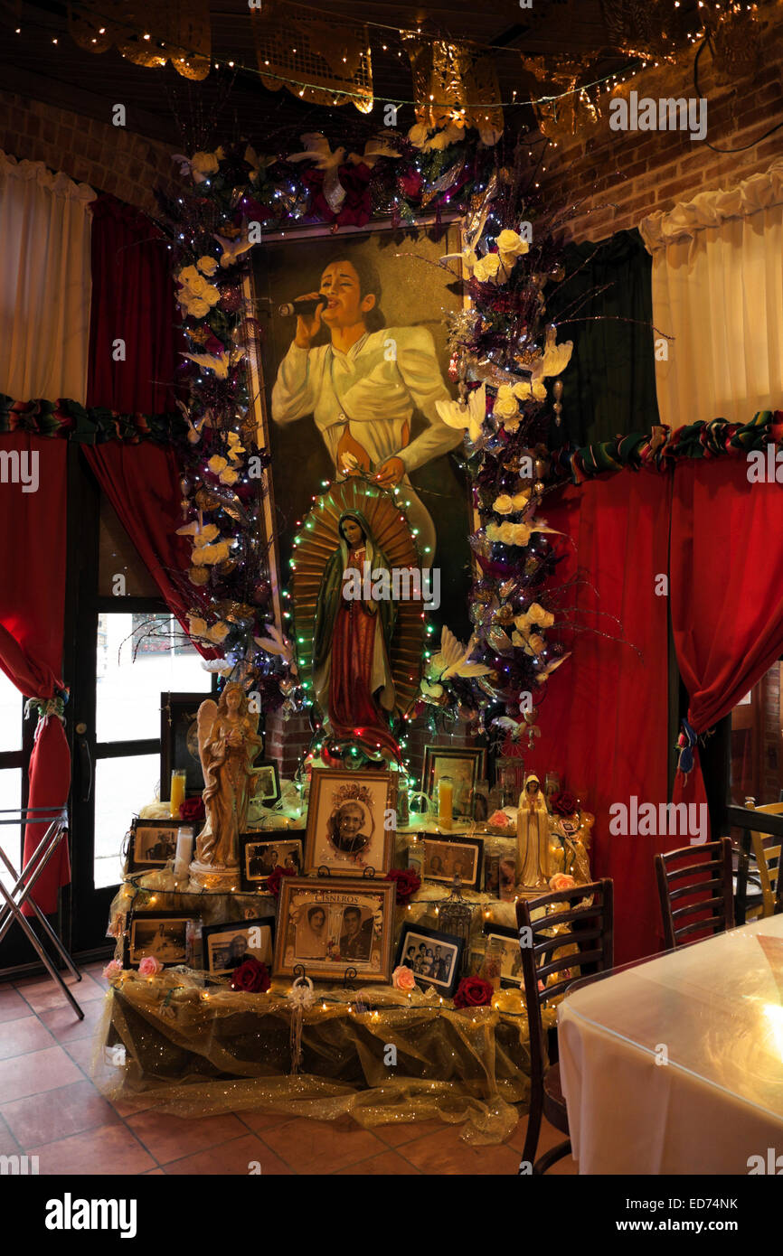 La mattina presto interno della parte anteriore la sala da pranzo di Mi Tierra ristorante presso la Piazza del Mercato di San Antonio, Texas. Foto Stock