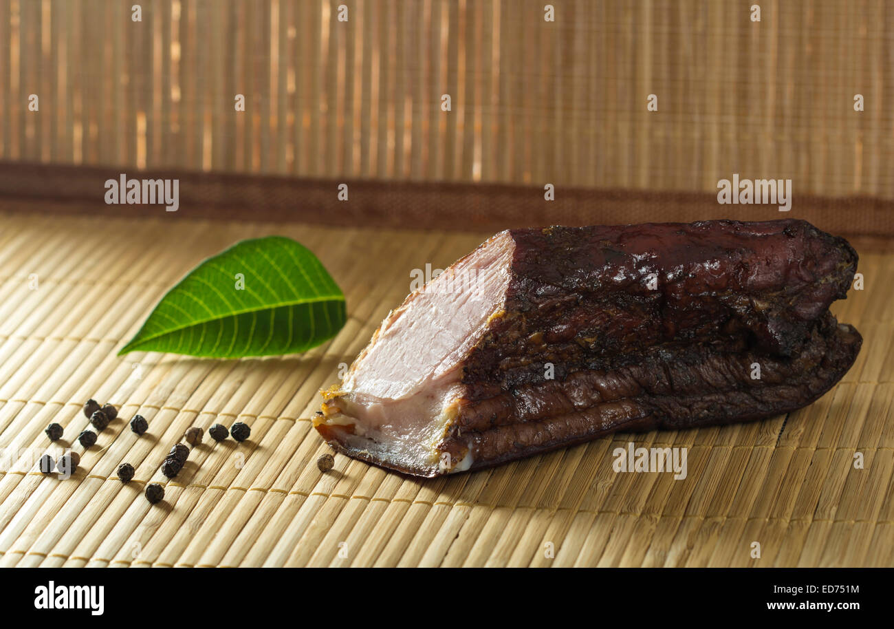 Prosciutto cotto tradizionale su bambù con del pepe Foto Stock