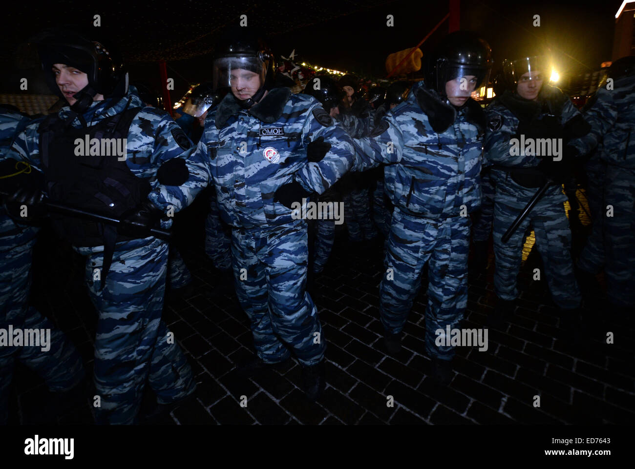 Mosca, Russia. 30 dic 2014. Russo la polizia antisommossa spingere i manifestanti a Manezhnaya Square a Mosca, in Russia, il 30 dicembre, 2014. Gli attivisti russi a raccogliere Manezhnaya Square a Mosca dopo il verdetto per Navalny fratelli. Il leader dell opposizione Alexei Navalny ha ottenuto un 3.5-anno frase sospesa e suo fratello Oleg è stato ordinato per servire un 3.5-anno termine della prigione. Essi sono stati giudicati colpevoli di appropriazione indebita dal francese società di cosmetici Yves Rocher. © Pavel Bednyakov/Xinhua/Alamy Live News Foto Stock